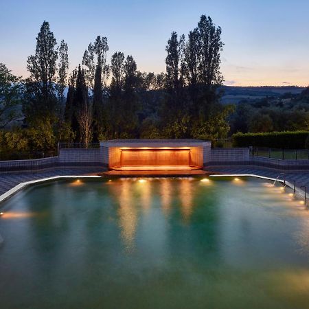 Fonteverde Lifestyle & Thermal Retreat - The Leading Hotels Of The World Сан-Кашано-дей-Баньї Екстер'єр фото The memorial at night