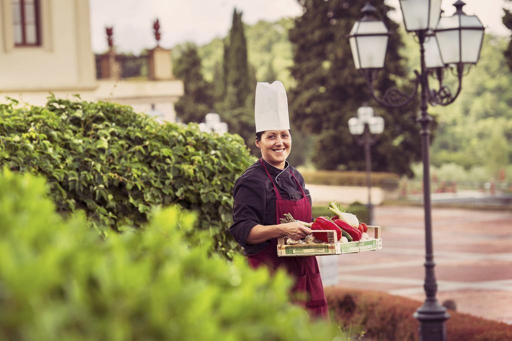 Fonteverde Lifestyle & Thermal Retreat - The Leading Hotels Of The World Сан-Кашано-дей-Баньї Екстер'єр фото A chef at work